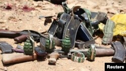 Senjata yang digunakan oleh militan al-Shabab yang tewas dalam serangan di Baidoa, Somalia hari Kamis (12/3).