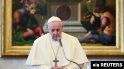 El Papa Francisco ofrece su audiencia general semanal desde la biblioteca del Palacio Apostólico, en medio del brote del COVID-19, en el Vaticano, el 27 de enero de 2021.