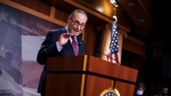 លោក Chuck Schumer​ មេដឹកនាំ​គណបក្ស​សំឡេង​ភាគច្រើន​នៅ​ព្រឹទ្ធសភា​ កោតសរសើរ​គណបក្ស​របស់​លោក​នៅ​ក្នុង​សន្និសីទ​សារព័ត៌មាន នៅ​វិមាន​សភា រដ្ឋធានី​វ៉ាស៊ីនតោន ថ្ងៃទី៦ ខែមីនា ឆ្នាំ២០២១។