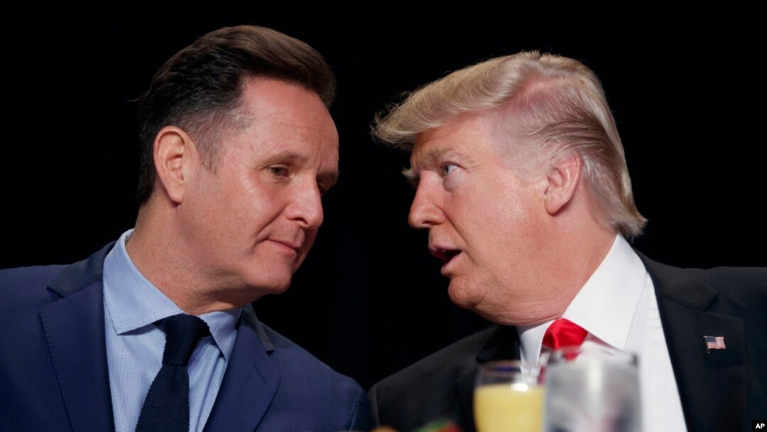 Predsjednik Donald Trump, desno, razgovara s televizijskim producentom Markom Burnettom tokom Nacionalnog molitvenog doručka, 2. februara 2017. u Washingtonu.