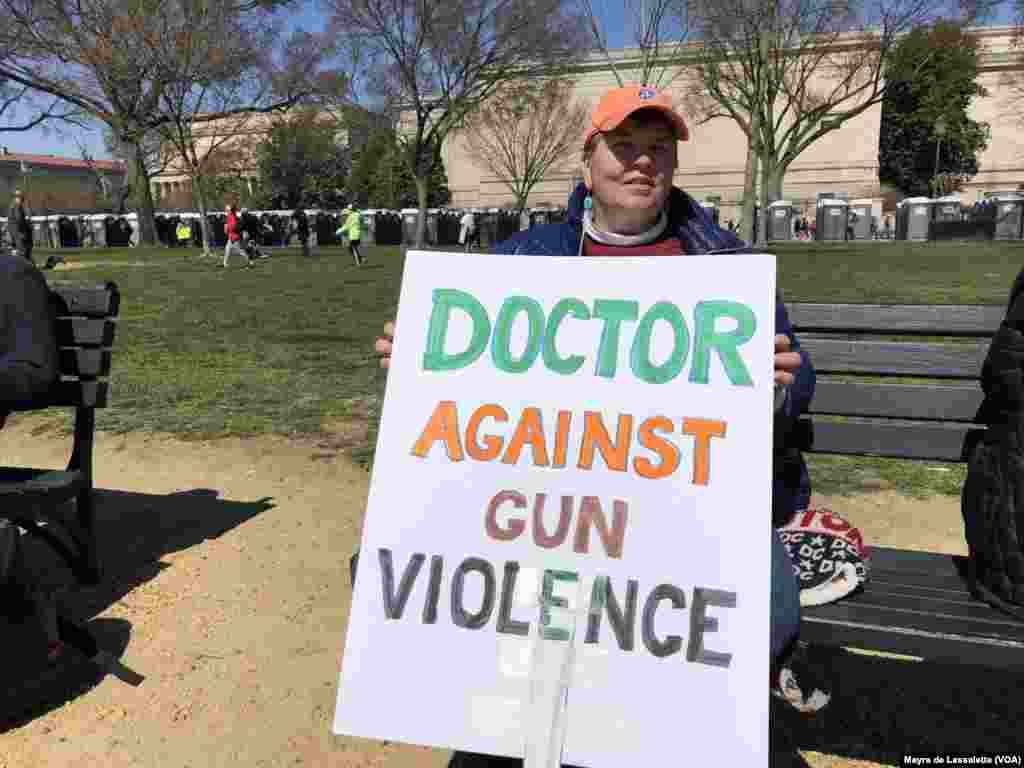 Cartaz dizendo "Médica contra a violência das armas" na Marcha Pelas Nossas Vidas