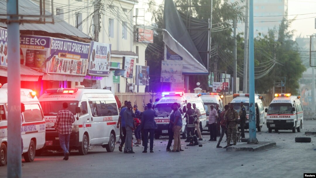 Pasukan Somalia mengamankan lokasi terjadinya ledakan di sebuah hotel di Mogadishu, Somalia hari Minggu (31/1). 