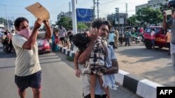 A man carries a fainted young girl (R) to evacuate her following a gas leak incident at an LG Polymers plant in Visakhapatnam on May 7, 2020. - Eleven people were killed and hundreds hospitalised after a pre-dawn gas leak at a chemical plant in eastern…