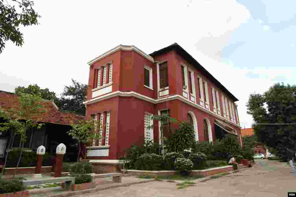 One of the buildings in the Royal University of Fine Arts on August 27, 2015. (Pang Chamnan/VOA Khmer)