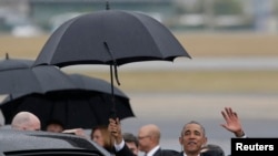 Rais Obama akipunga mkono mara baada ya kuwasili Havana