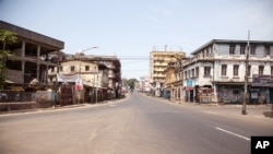 Une rue déserte au Sierra Leone, pendant la quarantaine de trois jours visant à juguler la transmission du virus à Ebola (AP Photo/ Michael Duff)