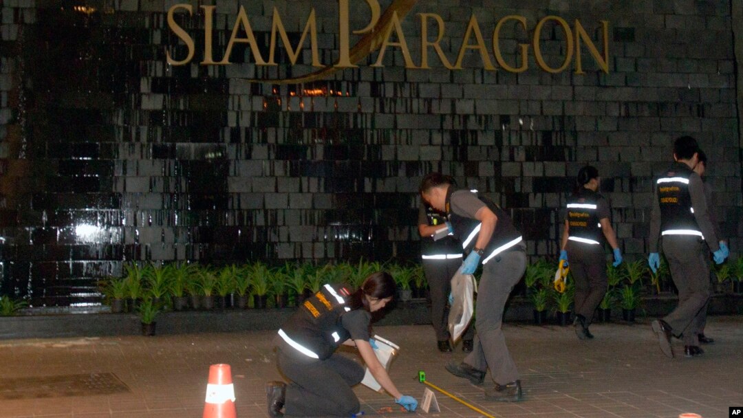 Polisi Thailand melakukan pemeriksaan di lokasi ledakan di pusat perbelanjaan Siam Paragon di Bangkok, Thailand, Minggu (1/2) malam.