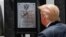 Hôm 23/6, Tổng thống Donald Trump tới thăm một phần tường mới xây dọc biên giới Mexico tại San Luis, Arozina, ký tên lên một tấm biển đánh dấu cây số thứ 320 của dự án.  