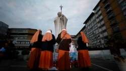 
Para biarawati berkumpul di dekat tempat peringatan dadakan di luar Rumah Sakit Gemelli di Roma, tempat Paus Fransiskus dirawat karena pneumonia ganda, 8 Maret 2025. (Foto: Vincenzo Livieri/Reuters)