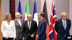 (Goch-Dwat) Chèf politik afè etranjè nan Inyon Ewòp la, Federica Mogherini, minis afè etranjè Iran an, Javad Zarif, Minis afè etranjè Lafrans la, Jean-Yves Le Drian, Minis afè etranjè Almay la, Heiko Maas ak Sekretè afè etranjè peyi Angletè a, Boris Johnson kap pran yon pòz foto ansanm. (Foto: AP/Olivier Matthys, Pool) 15 me 2018.