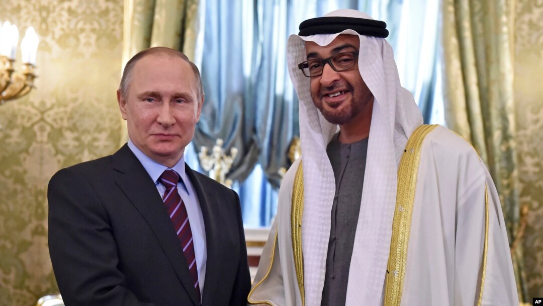 Presiden Rusia Vladimir Putin berjabat tangan dengan Putra Mahkota Abu Dabhi dan Wakil Panglima Tertinggi Angkatan Bersenjata UEA Sheikh Mohammed bin Zayed al-Nahayan, 20 April 2017. (Foto: Alexander Nemenov/Pool via AP)