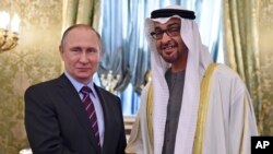 Presiden Rusia Vladimir Putin berjabat tangan dengan Putra Mahkota Abu Dabhi dan Wakil Panglima Tertinggi Angkatan Bersenjata UEA Sheikh Mohammed bin Zayed al-Nahayan, 20 April 2017. (Foto: Alexander Nemenov/Pool via AP)