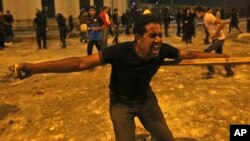 Partidarios de Morsi arrojaron rocas contra la policía durante las protestas en el centro de El Cairo este lunes 15 de julio. 