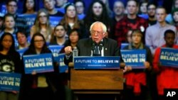 Kandidat calon presiden AS dari Partai Demokrat Bernie Sanders, dalam kampanye di University of Wisconsin-Eau Claire (2/4). (AP/Jim Mone)