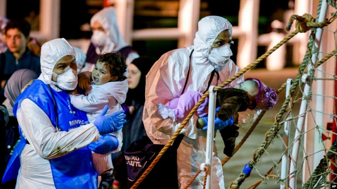 Petugas menyelamatkan anak-anak migran di pelabuhan Pozzallo, Sisilia di Italia (20/4). (AP/Alessandra Tarantino) 