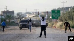 Sejumlah warga Palestina terlibat dalam konfrontasi dengan tentara Israel di wilayah Tepi Barat dekat Jenin, pada 7 Mei 2022. (Foto: AP/Majdi Mohammed)