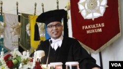 Wamenkumham Denny Indrayana saat memberikan pidato pada pengukuhannya sebagai Guru Besar Hukum Tata Negara di UGM Yogyakarta (6/2).