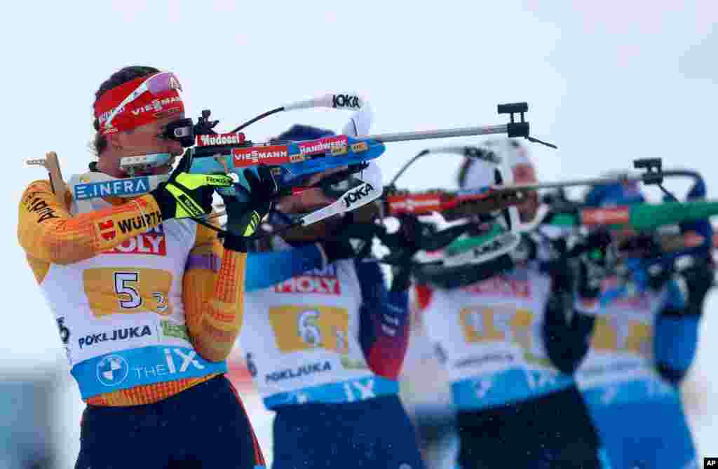 گروهی از ورزشکاران در مسابقات جهانی رشته ورزش دوگانه یا بیاتلون در اسلوونی رقابت دارند. این ورزش شامل اسکی و تیراندازی است. 