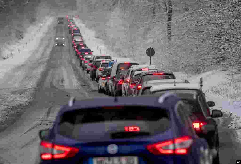 독일 타우누스에서 폭설로 도로를 통제하면서 프랑크푸르트로 향하는 길 위에 차들이 길게 늘어서있다.
