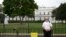 Un agente de la División Uniformada del Servicio Secreto de EE.UU. frente a una barrera temporal de la Casa Blanca. Foto de archivo. Washington, Oct. 3, 2014.