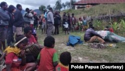 Sejumlah masyarakat di Kampung Mamba Distrik Sugapa, Kabupaten Intan Jaya, Papua, mengerumuni jenazah seorang warga sipil yang tewas ditembak kelompok bersenjata. Sabtu 30 Mei 2020. (Foto: Polda Papua)