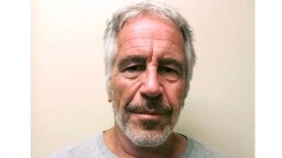 Amerikalı milyarder Jeffrey Epstein, reşit olmayan çok sayıda kız çocuğuna cinsel taciz ve seks amaçlı insan kaçakçılığı yapmaktan yargılanırken intihar etmişti.