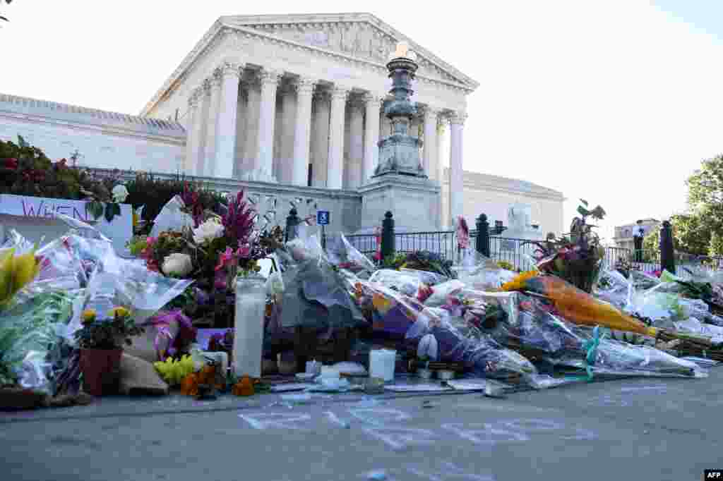 췌장암으로 87세로 별세한 루스 베이더 긴즈버그 미국 연방대법관을 추모하기 위해 미국 워싱턴 대법원 앞에 시민들이 꽃다발을 놓았다. 