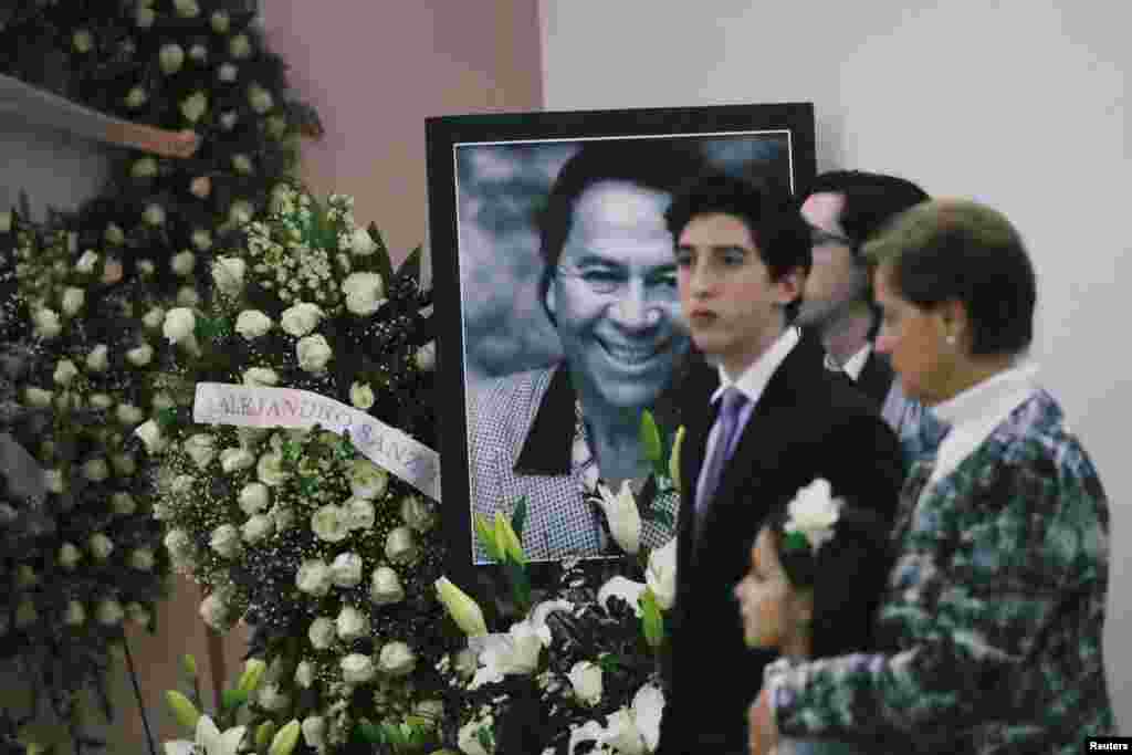 En esta imagen se ven a familiares y amigos del cantante durante su funeral el miércoles.&nbsp;