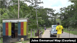 Un homme s'apprête à traverser la frontière entre le Cameroun et le Gabon.