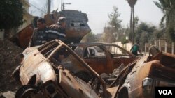 In many parts of former IS-controlled Mosul, streets and buildings are in ruins after airstrikes and mortars rained down during recent battles. Burned-out cars were set ablaze by IS militants as they sought to hide themselves from coalition airstrikes with smoke. March 8, 2017. (H.Murdock/VOA)