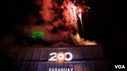 Fuegos artificiales frente al Panteón de los Héroes en Asunción durante las celebraciones en conmemoración del Bicentenario de la Independencia.