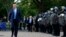 Президент США Дональд Трамп у понеділок першого червня після того, як силовики очистили парк-площу Лафаєт від протестувальників. Трамп пройшов парком до храму St. John's Church, у якому за день до того відбувся підпал.