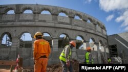 Chantier de construction d'une arène en béton sur le site historique du Palais de la Reine (Rova de Manjakamiadana) à Antananarivo le 22 mai 2020.