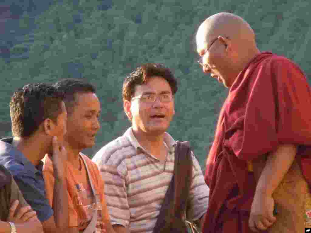 喇嘛與遊客們交談