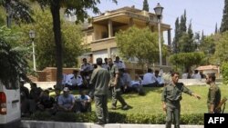 Сирийские силы безопасности дежурят на территории, прилегающей к посольству США в Дамаске. 12 июля 2011г.