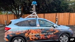 Uno de los vehículos que Google utiliza para fotografiar periódicamente los millones de destinos cubiertos en sus mapas digitales durante una parada en Palo Alto, California, el miércoles 30 de octubre de 2024. (AP Foto/Michael Liedtke).