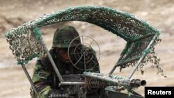Seorang tentara Korea Selatan tengah berlatih menembak di Paju, dekat perbatasan Korea Utara-Korea Selatan, 45 kilometer sebelah utara kota Seoul (Foto: dok). Seorang tentara cadangan Korea Selatan dilaporkan telah menembak mati seorang tentara sesama prajurit dan melukai setidaknya tiga tentara lainnya, Rabu (13/5).