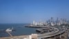 Pemandangan proyek jalan pesisir di Mumbai, India, 1 Februari 2024. Bank Pembangunan Asia (ADB) dalam laporan terbaru memproyeksikan India masih menjadi mesin pertumbuhan ekonomi untuk 2024. (Foto: Rajanish Kakade/AP Photo)