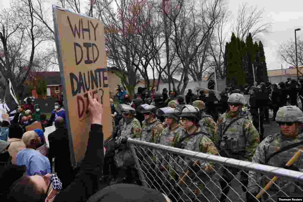 미국 미네소타주 브루클린센터 경찰소 앞에서 시민들이 경찰관이 쏜 총에 흑인 남성 단테 라이트가 숨진 사건에 항의하는 시위를 계속하고 있다. 