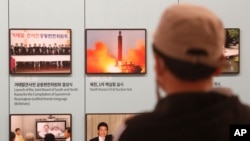 Una foto que muestra el lanzamiento de misiles de Corea del Norte es exhibida en el Puesto de Observación de Unificación en Paju, cerca de la frontera con Corea del Norte. Corea del Sur, miércoles 24 de marzo de 2021.