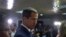 El líder de la oposición, Juan Guaido, se va después de dar una conferencia de prensa en Caracas, Venezuela, el lunes 6 de enero de 2020. 