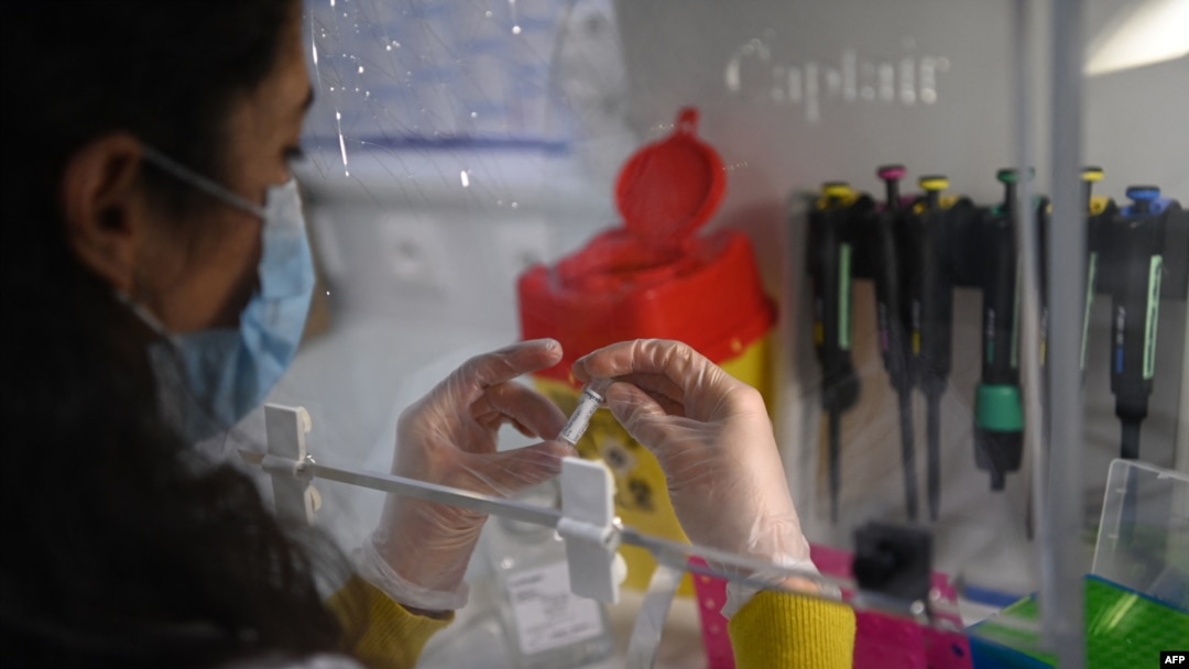 Una trabajadora de la salud labora en el Instituto Hospitalario Universitario de Enfermedades Infecciosas (IHU) de Marsella, donde se descubrió lanueva variante. Foto del 11 de enero de 2021.