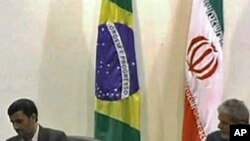 Presidents Luiz Inacio Lula da Silva (r) and Mahmoud Ahmadinejad in Brazil (2009 photo)
