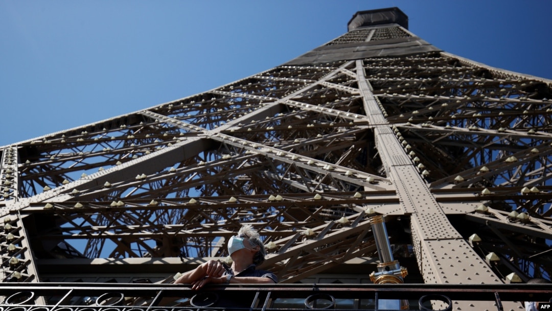Un visitante admira la vista desde la Torre Eiffel, el 25 de junio de 2020 en París, Francia. Foto de archivo.