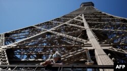 Un visitante admira la vista desde la Torre Eiffel, el 25 de junio de 2020 en París, Francia. Foto de archivo.