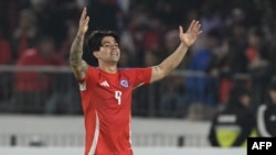 El delantero chileno Víctor Dávila celebra después de anotar el segundo gol de su equipo durante el partido amistoso internacional de fútbol entre Chile y Paraguay en el Estadio Nacional en Santiago el 11 de junio de 2024.