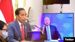 Presiden Jokowi menghadiri World Economic Forum: State of the World Address secara virtual dari Istana Kepresidenan Bogor, Jawa Barat, Kamis (20/01/2022). #PotretKabinet © BPMI Setpres (Foto: Twitter/@setkabgoid)