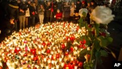 Personas en Gdanks, encienden velas en honor del popular alcalde de la ciudad, Pawel Adamowicks, quien murió el lunes 14 de enero de 2019, tras ser apuñalado por un exconvicto durante un evento caritativo la noche anterior.