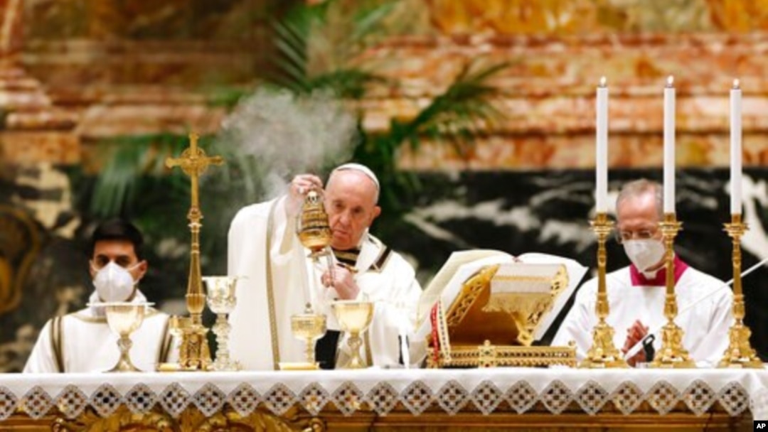 Paus Fransiskus memimpin Ibadah Paskah di Basilika Santo Petrus yang nyaris kosong karena pembatasan untuk meredam penyebaran virus corona, Vatikan, Sabtu, 3 April 2021. 