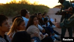 Para migran ditahan oleh agen Patroli Perbatasan AS setelah menyeberang ke Amerika Serikat dari Meksiko, di Sunland Park, New Mexico (foto: dok). 